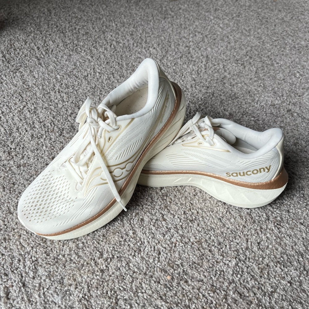 Saucony Women's Ride 18 Running Shoes (8.5 wide)
